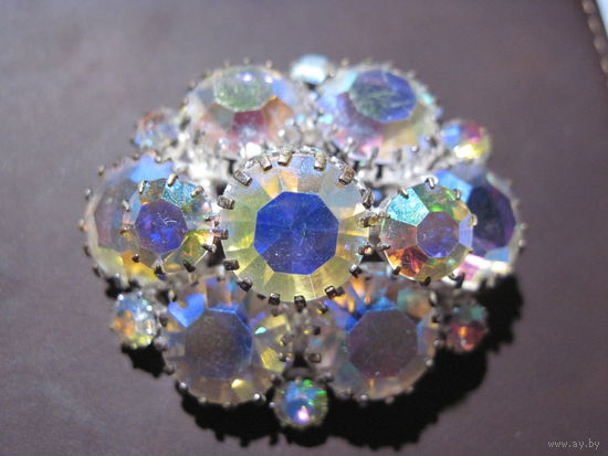 Брошь.