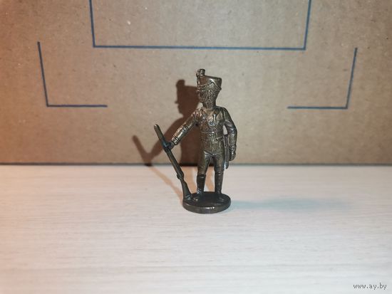 Металлический солдатик "типа киндер", высота 4 см.