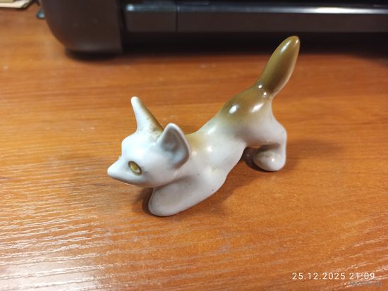 Статуэтка фарфоровая Лисичка перед прыжком с рубля