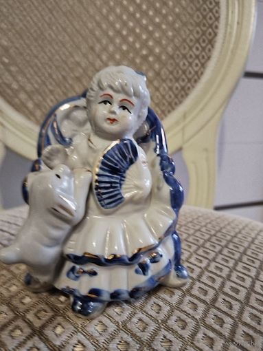 Дама с собачкой. Высота 12 см.Европа.
