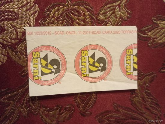 Бумажный пакет или салфетка с повторяющимся логотипом и названием итальянского заведения "Sarni".