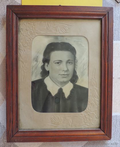 Фото "Молодая женщина", Зап. Бел., 1920-е гг., старая рамка со стеклом, 46*37 см