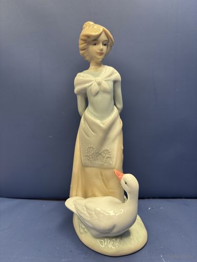 Статуэтка фарфор девочка с гусем