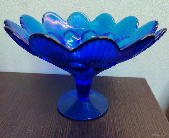 Винтажная ваза-фруктовница из кобальтового стекла времен СССР . размеры высота 13см диаметр 19 см