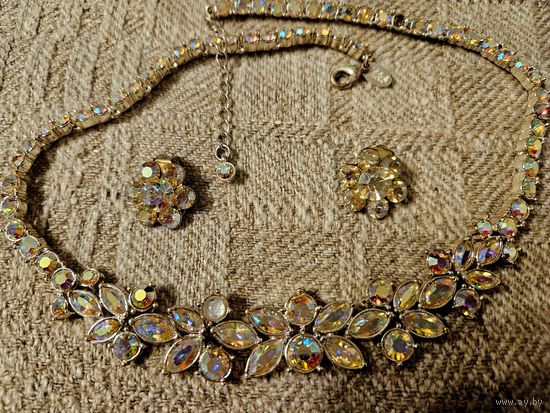 Комплект колье и клипсы.