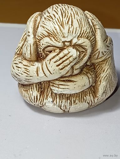 Нэцкэ - статуэтка, изображающая Мудрую Обезьяну - Не вижу , не слышу и ничего не скажу .