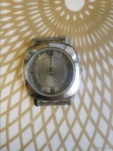 Часы наручные ЛУЧ. ТИКАЮТ. Состояние на скане. В коллекцию,ремонт,на запчасти.