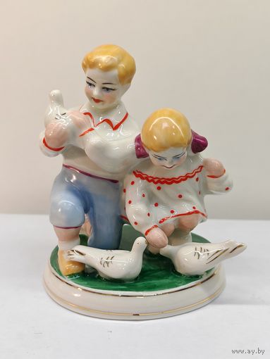 Фарфоровая статуэтка "Дети кормят голубей" СССР