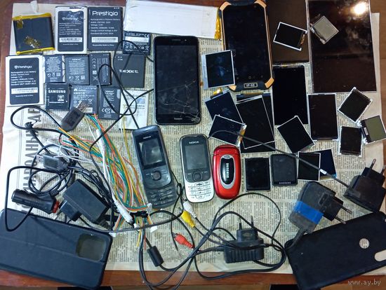 4 мобильных телефона , блоки питания и др .