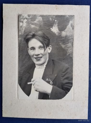 Фото юноши со знаками ОСОАВИАХИМа. Рогачев? 1930-е г. На паспарту. 6х9 (9х12) см.