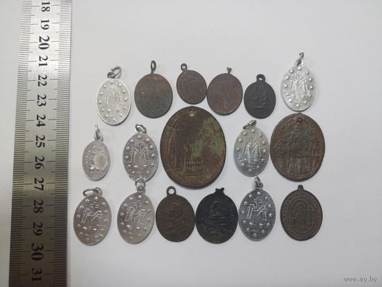 Лот из 17 нательных религиозных медальонов-образков