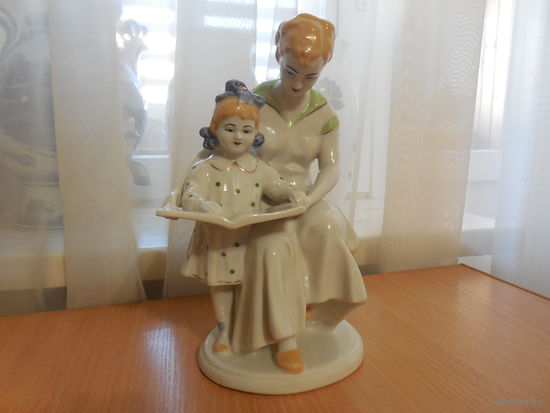 Фарфоровая статуэтка Первая книга. Полонне ЗХК