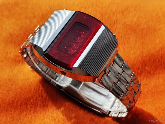 Электронные часы (полностью рабочие), Электроника 1 (Терминатор) в комплекте с родным браслетом. Торг есть.