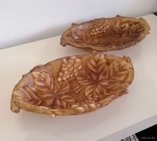 Фруктовницы, сухарницы. Виноград. За две. Пластик
