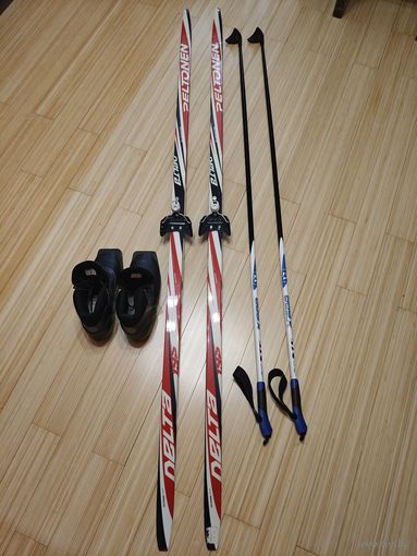 Лыжи с лыжными ботинками