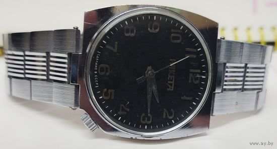 Редкие часы "Ракета-Канистра" в оригинале,четкое состояние,отлично зайдут в коллекцию,За вашу цену!!