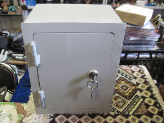 Сейф металлический.