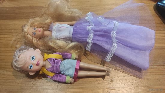 2 очаровательные куколки одним лотом. Высота 30 см и 20 см. Хорошее состояние. Цена указана за 2 штуки.