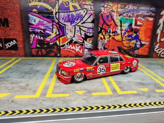 Коллекционная модель 1/64 Master Mercedes 560sel W126 RedPig