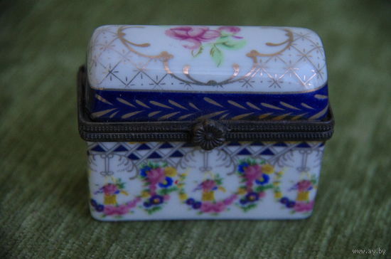 Шкатулка фарфоровая (3 х 6 см  , высота 4,5 см )