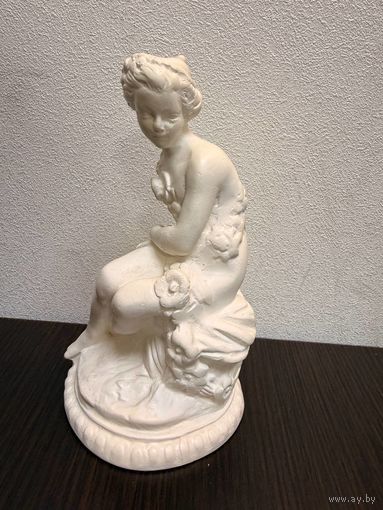 Гипсовая статуэтка Девушка (нимфа) с цветами.