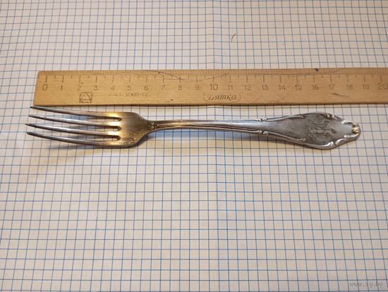 Старая вилка с вензелем