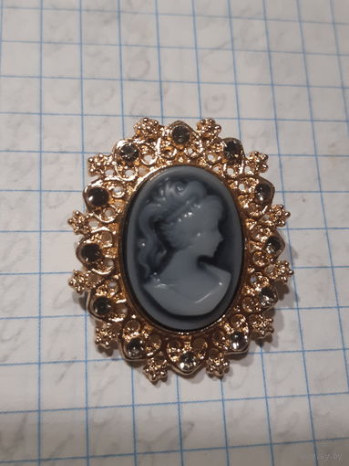 Брошь камея