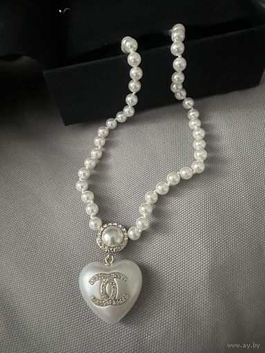 Ожерелье CHANEL (Chanel Pearl Crystal CC Heart Short Necklace)