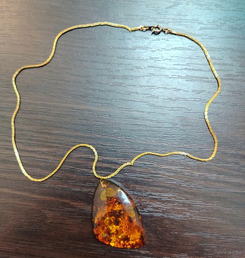 Винтажный кулон на цепочке янтарь . с большим янтарем