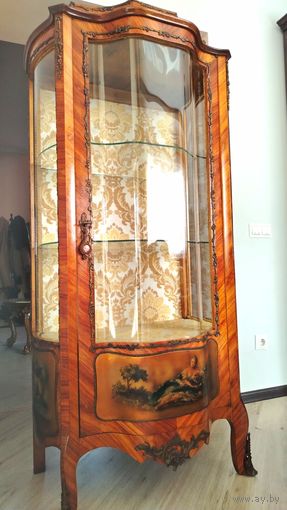 Старинная витрина с художественной росписью.