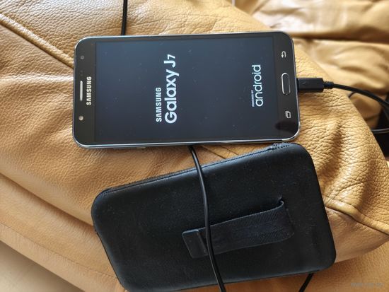 Мобильный телефон б/у Samsung galaxy J7 + кожаный футляр + зарядное, рабочий, все на фото