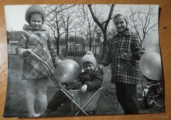 Фото девочек с шариками и коляской. 13-18 см