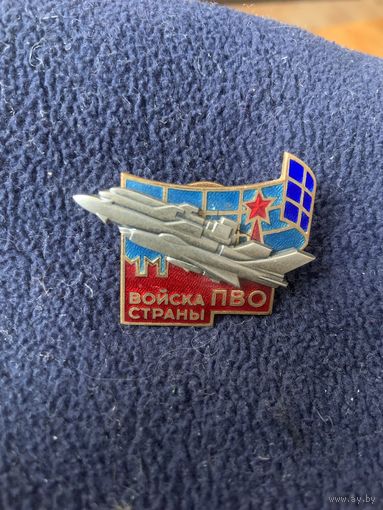 Советский знак  на отличной эмали-отсюда и цена!