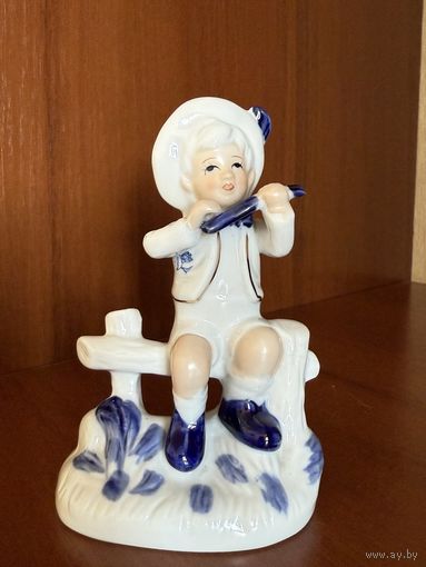Фарфоровая статуэтка Мальчик с флейтой.