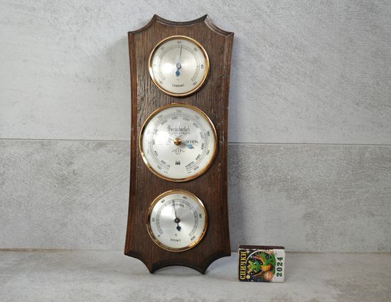 Метеостанция с барометром, термометром и гигрометром.
