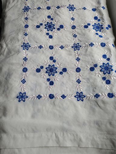 Скатерть натуральный шелк, вышивка, 132 х 108 см, довоенная Германия