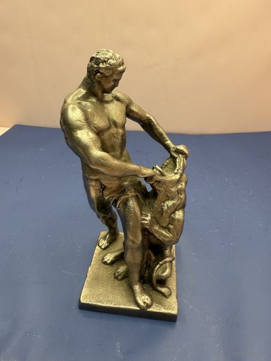 Статуэтка Самсон, раздирающий пасть льва (по мотивам одноименного фонтана в дворцово-парковом ансамбле "Петергоф"), металл, литье, СССР, 1970-1990 гг.