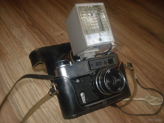 Фотоаппарат ФЕД 5В. В отличном состоянии,полностью рабочий,плюс фотовспышка!