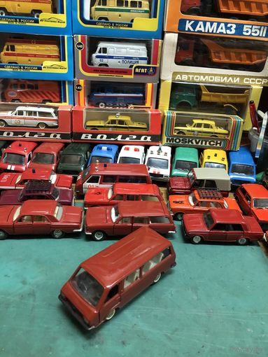 РАФ-2203 номерной А18, тонкие оси, смещенный шов покрышек, на дверях "1" и "2", Тантал, Агат, Саратов с рубля.