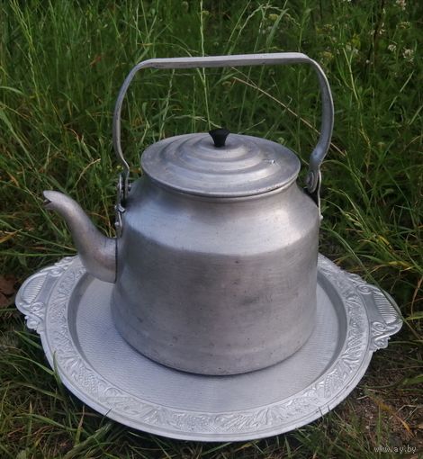 Алюминиевый чайник с подносом. СССР, прим  3,2л.