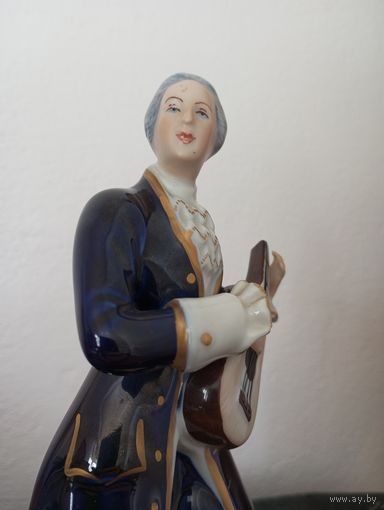 Фарфоровая статуэтка Royal Dux Bohemia.