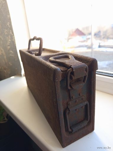 Металлический ящик.