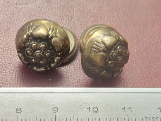 Пара старых пуговиц