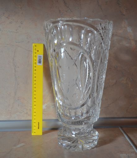 Ваза (кубок) хрусталь. С портретом. Большая. Высота 30,7 см. Вес 4 кг. 275 гр.