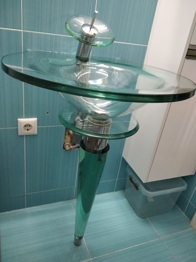Умывальник стеклянный.