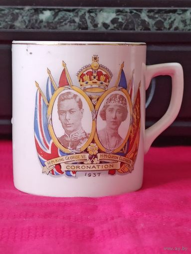 Коронационная кружка к Коронации Короля Георга VI и королевы Елизаветы, Великобритания, 12 мая 1937 года. Высота 8 см, диаметр 7,2 см, объем 210 мл. Следы бытования. Небольшой скольчик и  трещенка.