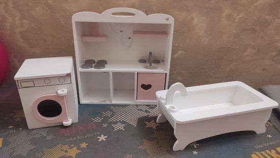 Набор кукольной мебели дерево. Цена за набор 50,00 Шкаф размер: 28 на 27 см, глубина 10 см.  Ванна размер: 14 на 25 см, глубина 9 см.  Шкаф размер: 15 на 12 см, глубина 12 см.