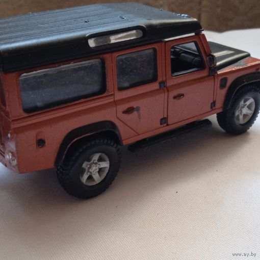 Машинка "Land Rover"Defender 1/32 Burago