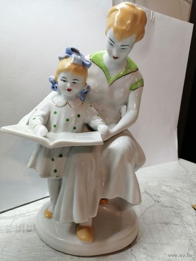 Фарфоровая статуэтка Первая буква или мама с дочкой читают