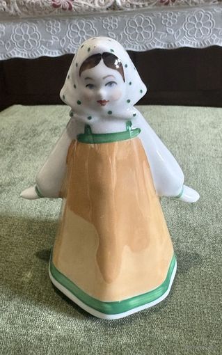 Статуэтка Девочка в платочке . Дулёво